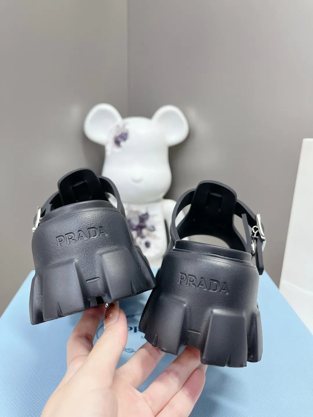 👟👟Ex-factory price 460👟👟 Super popular prada 2023 latest spring and summer zigzag Roman braid ultra-light thick-soled rubber sandals E64. Retro, fashionable and avant-garde gears with 55mm thick soles and rubber uppers make the whole pair of shoes light and comfortable. Bright colors provide a variety of choices for fashionable people with different styles! The iconic metal triangle logo is paired with the shape of ancient beach sandals. Every design element is fashionable! Code number 35-40